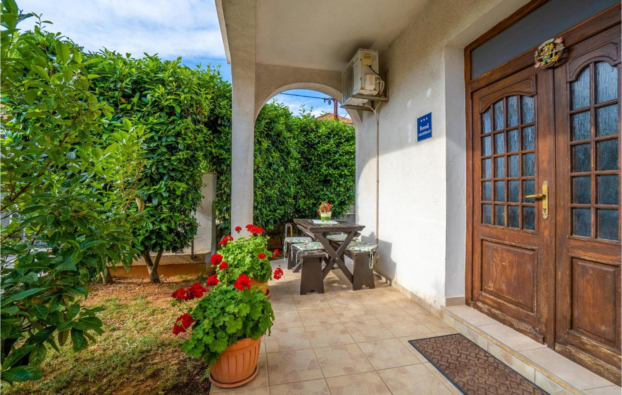 Awesome Apartment In Pula With Wifi Luaran gambar